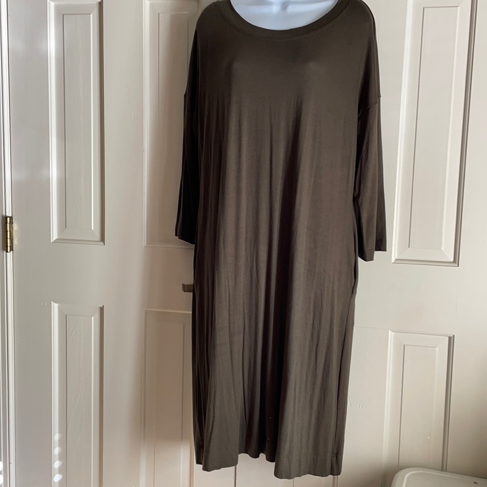 Midi length olive green t shirt dress with 3/4 length sleeves: size XL